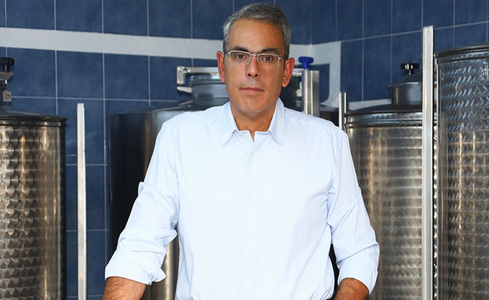 Ο ελαιοπαραγωγός, Γιώργος Σακελλαρόπουλος που έχει τιμηθεί με 400 βραβεία για ποιότητα και καινοτομία.