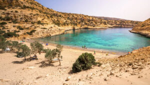 Η παραλία στην Κρήτη με τα τιρκουάζ νερά που μοιάζει με πισίνα